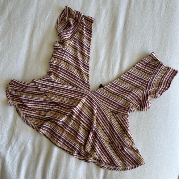 ✨ Cropped Top with Flowy details - Picture 3 of 4